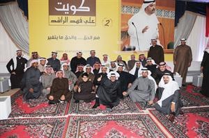 علي الراشد متوسطا عددا من مهنئيه
