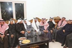 مسلم البراك واحمد السعدون وعلي الدقباسي ومحمد الخليفة وخالد شخير ومرزوق الحبيني خلال اللقاء اسامة ابوعطية