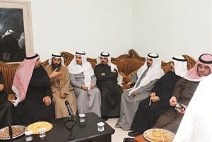 مرزوق الحبيني نايف المرداس وعبدالرحمن العنجري مع عدد من الحضور

