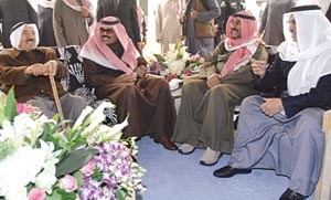 صاحب السمو الامير الشيخ صباح الاحمد وسمو ولي العهد الشيخ نواف الاحمد والشيخ مشعل الاحمد وسمو الشيخ جابر المبارك في عزايز امس