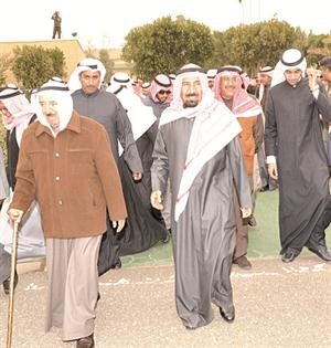 صاحب السمو الامير الشيخ صباح الاحمد لدى وصوله الى مزرعة عزايز وفي استقباله الشيخ علي الجابر