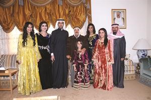 صاحب السمو الامير الشيخ صباح الاحمد في صورة تذكارية مع الشيخ علي الجابر واسرته