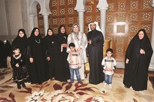 فيصل الدويسان ووالدته وزوجته في استقبال المهنئات متين غوزال
