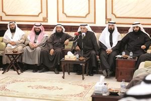 محمد الخليفة ومحمد هايف وخالد الشليمي مع الحضور في الندوة
