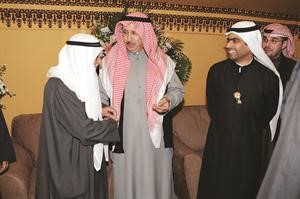 الزميل سامي النصف مهنئا العم احمد العدساني هاني الشمري