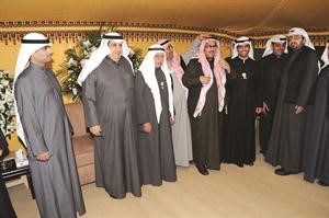 عبدالعزيز الخالدي وعدد من المهنئين مع رياض العدساني ووالده