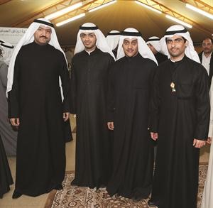 طلال الخرافي والزميل حسين الرمضان يهنئان العدساني