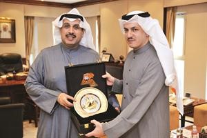 الشيخ حمد جابر العلي مكرما احد اعضاء فريق قطاع الاخبار﻿