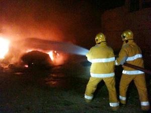رجال الاطفاء خلال مكافحة حريق الطراد﻿