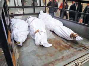 جثث لثلاثة من الناشطين السوريين الذين قتلوا في بابا عمرور امس رويترز