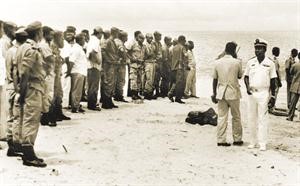 صورة ارشيفية التقطت في 28 ابريل 1993 لعمليات نقل الجثث افپ