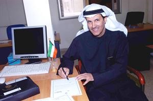 سعود العتيبي يملا اوراق ترشيحه