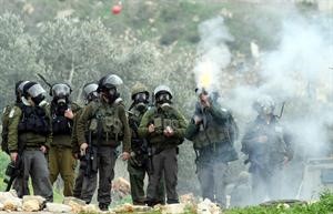 جنود اسرائيليون يطلقون غازا مسيلا للدموع على فلسطينيين في قرية كفر قادوم افپ