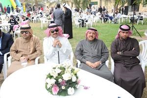 السفير عبدالعزيز الفهيد والسفير حسن الخيال مع اثنين من المشاركين﻿