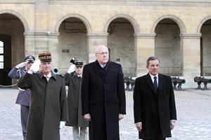 الرئيس ميقاتي ووزير النقل الفرنسي تيري مارياني في باحة المتحف العسكري في باريس امس 	محمود الطويل﻿