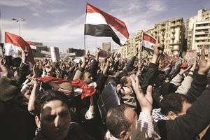 المتظاهرون يهتفون في ميدان التحرير ضد حكم العسكر امس رويترز
