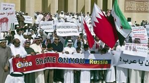سوريون وبحرينيون يتظاهرون احتجاجا على الفيتو الروسي والصيني في المنامة امس افپ