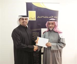 الماجد يسلم الجائزة للفائز