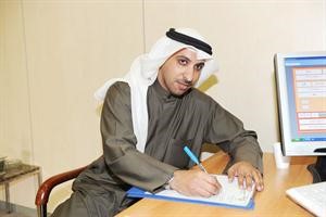 احمد الكوح يملا استمارة التسجيل امس سعود سالم