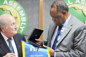جوزيف بلاتر يقدم هدية تذكارية لعيسى حياتو افپ
