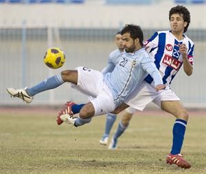 لاعب السالمية عبدالرحمن الموسي يلعب الكرة قبل مدافع الجهراء احمد حسن	الازرقكوم﻿