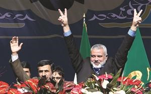 نجاد واسماعيل هنية يحييان الجماهير الايرانية المحتشدة امس في الذكرى 33 للثورة الاسلامية امس في طهران	 افپ﻿