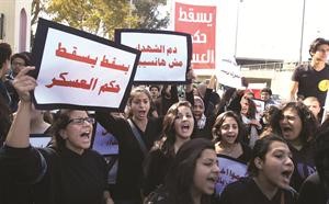 طالبات يتظاهرن ضد المجلس العسكري في القاهرة امس	افپ﻿