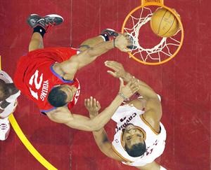 دنك لاعب فيلادلفيا يونغ في سلة كليفلاند كافالييرز اپ