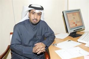 ناصر البلوشي بعد ان انتهى من تسجيل ترشيحه

