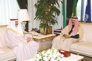 سمو ولي العهد الشيخ نواف الاحمد مستقبلا الشيخ سالم العبدالعزيز
