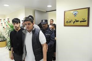 عدد من الطلبة اثناء توجههم للقاء وزير التربية