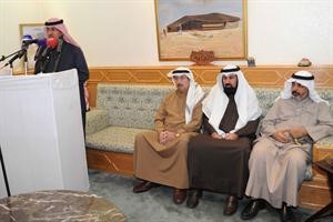مطلق العبيسان متحدثا ويبدو ضيف الله نهار العتيبي وخالد الشليمي ومحمد الهاجري ﻿