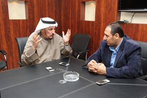 مبارك الدويلة متحدثا للزميل اسامة ابو السعود 	فريال حماد﻿