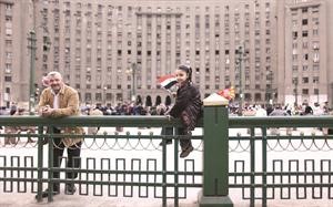 طفلة ترفع العلم المصري في ميدان التحرير امس 	اپ﻿