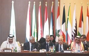 رئيس الدورة الحالية للجامعة العربية الشيخ حمد بن جاسم وامينها العام د نبيل العربي خلال الاجتماع
