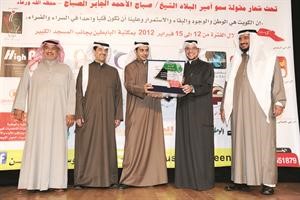 الزميل ذعار الرشيدي متسلما درع الانباء﻿
