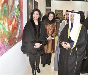 الشيخ صباح ناصر صباح الاحمد خلال جولة في المعرض﻿