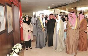 صاحب السمو الامير وسمو ولي العهد واحمد المليفي وتماضر السديراوي يستمعون لشرح من ديعقوب الغنيم 