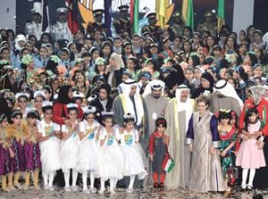 صاحب السمو الامير الشيخ صباح الاحمد ووزير التربية احمد المليفي يتوسطان الزهرات المشاركات في الحفل
