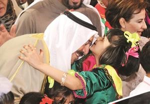 قبلة على راس صاحب السمو الامير