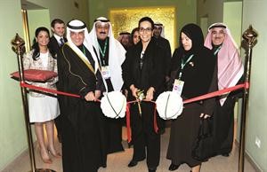 الشيخة امثال الاحمد خلال افتتاح المعرض﻿