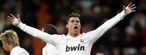 مهاجم ريال مدريد كريستيانو رونالدو تالق امام ليفانتي وسجل ثلاثية هاتريك وفي الصورة يحلق طائرا بعد زيادة الفارق مع برشلونة الى 10 نقاط رويترز
