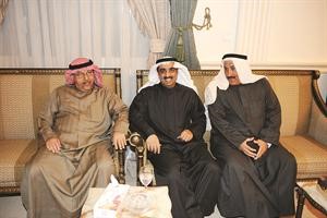 دمحمد العبدالجادر متوسطا بدر العبدالجادر وحمد السميط