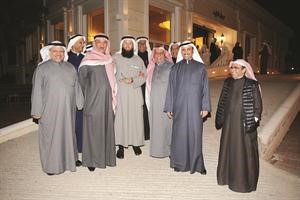 مرزوق الغانم وخالد السلطان وعدنان المطوع مع عدد من الحضور في ديوان الزايد

