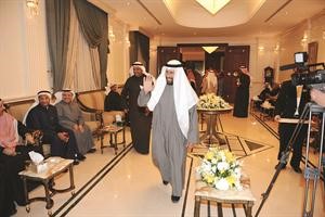 عبداللطيف العميري محييا الحضور في ديوان الزايد
