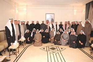 لقطة تذكارية للحضور في ديوان الزايد
