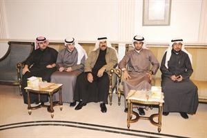 علي لقمان والزميل رشيد الفعم مع عدد من الحضور
