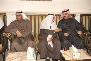 المستشار عبدالله العيسى متوسطا علي الراشد وشعيب المويزري هاني الشمري