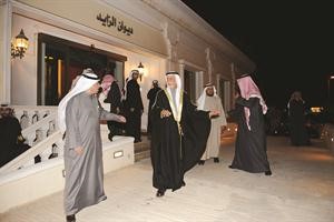 هشام الزايد مودعا العم عبدالعزيز الغنام
