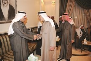 سعد العدساني وعبدالعزيز العدساني يصافحان محمد الصقر
